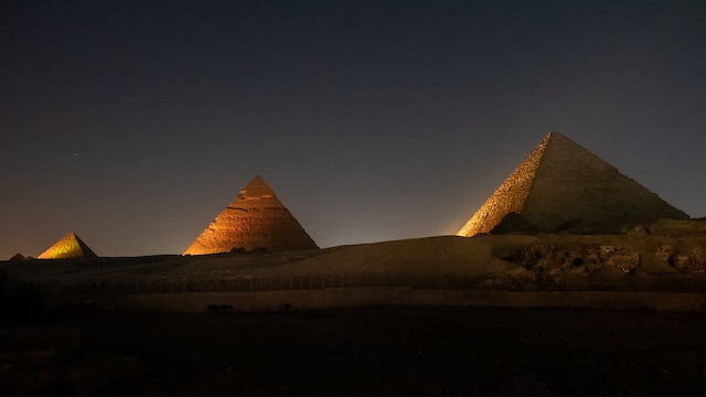 Who built the Egyptian Pyramids 